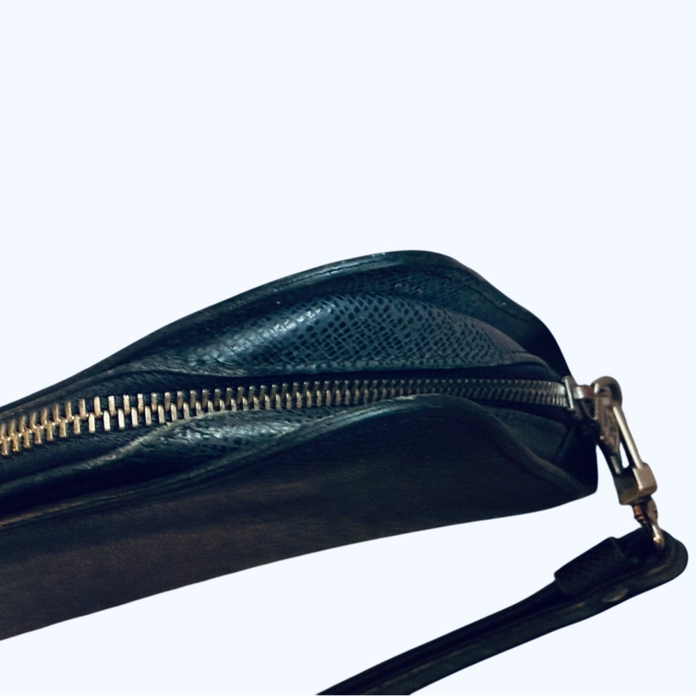 ❌SOLD❌ Louis Vuitton Taiga Baikal Wristlet - Picture 9 of 9